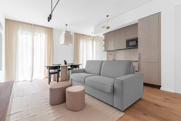 Appartamento trilocale in affitto in Via Pietro Giannone, Paolo Sarpi, Milano