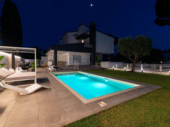 Casa con 6 locali in affitto in Via Lisippo, Axa, Roma