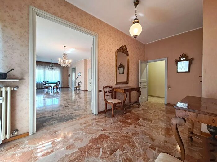 Appartamento con 7 locali in vendita in Modena