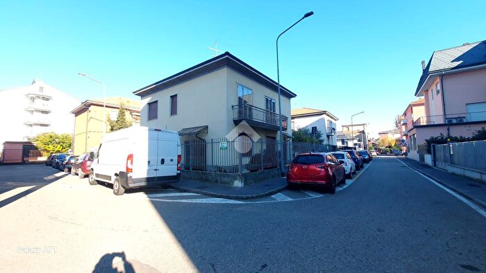 Casa quadrilocale in vendita in Villa Via Enrico Toti, Settimo Milanese