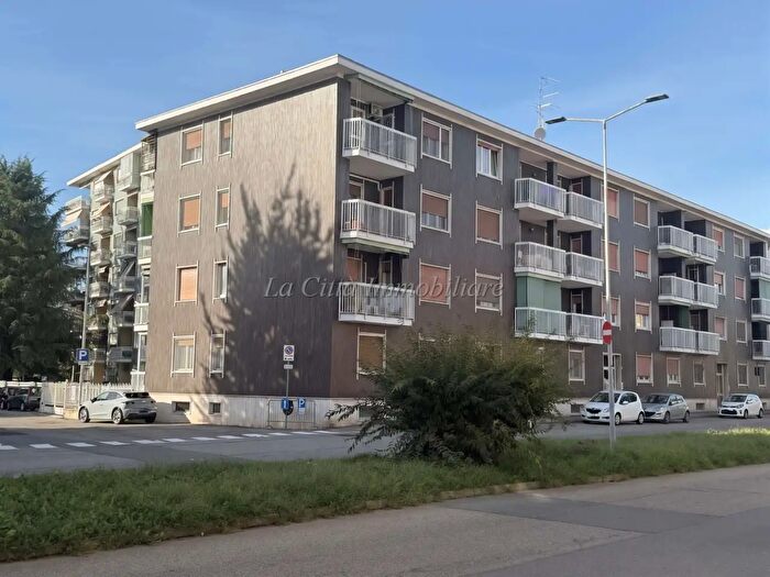 Appartamento con 6 locali in vendita in Via Papa Giovanni XXIII, Novara