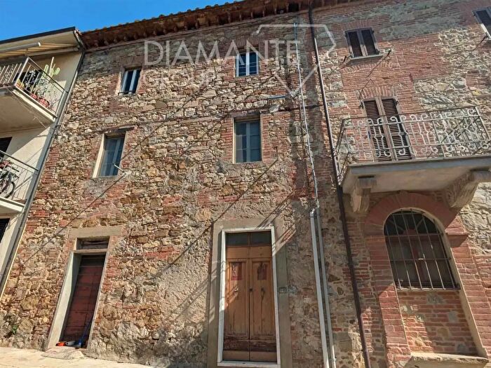 Casa con 10 locali in vendita in Castiglione Del Lago