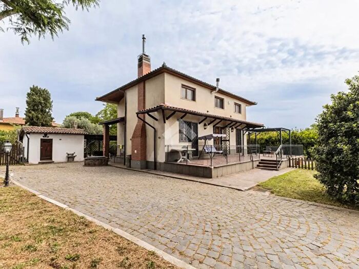 Casa con 6 locali in vendita in Viale delle Magnolie, Ronciglione