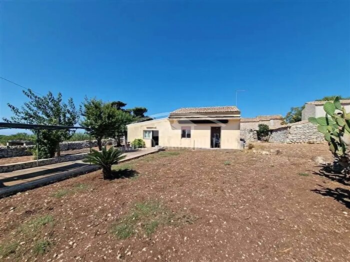 Casa con 9 locali in vendita in Ragusa