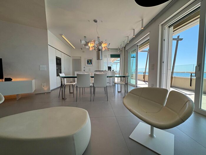 Appartamento con 5 locali in vendita in Via Aurelia Levante, Ospedaletti