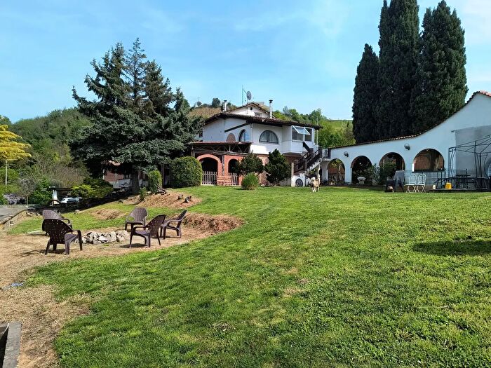 Casa con 20 locali in vendita in Canelli