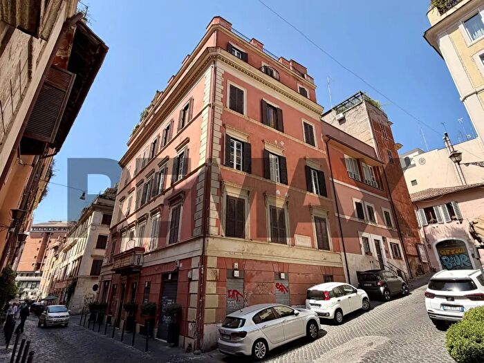 Appartamento trilocale in vendita in Via Urbana, Roma