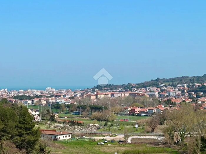 Casa con 18 locali in vendita in Str dellAngelo Custode, Pesaro