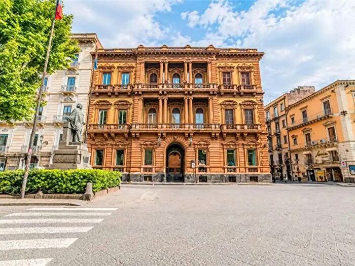 Appartamento con 18 locali in vendita in Via Etnea, Catania