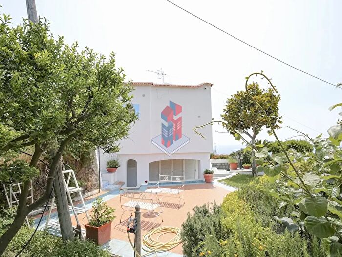 Casa con 8 locali in vendita in Ischia SantAngelo Parte Alta, Serrara Fontana