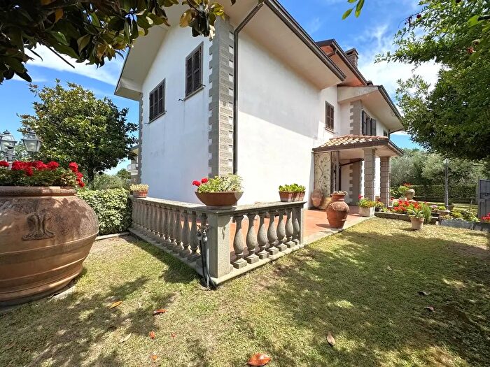Casa con 8 locali in vendita in Via G Lomellino d'Aragona, Viterbo