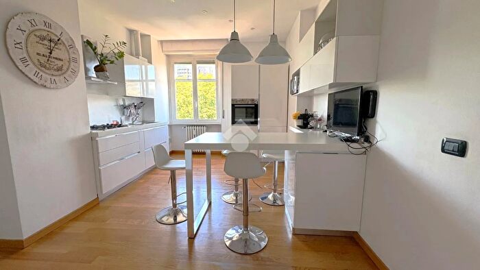 Appartamento trilocale in vendita in Piazza Tirana, Milano