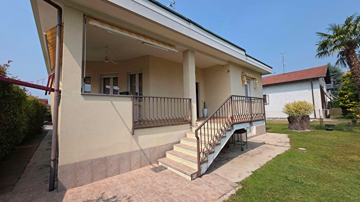 Casa con 6 locali in vendita in Via della Banchetta, Lonate Ceppino