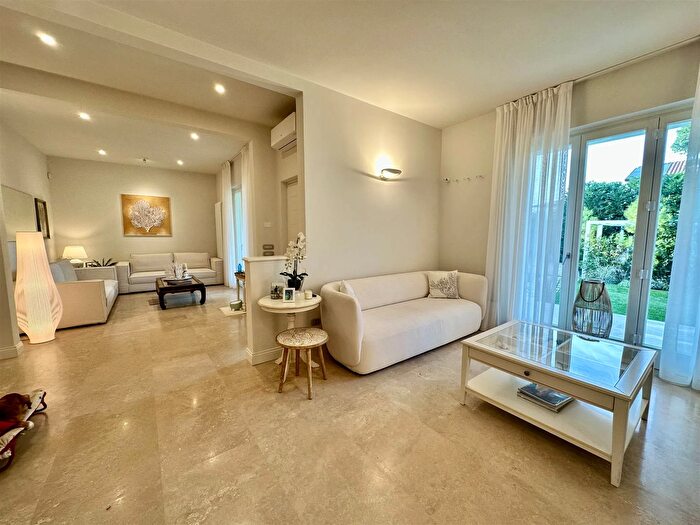 Casa con 12 locali in affitto in Forte Dei Marmi