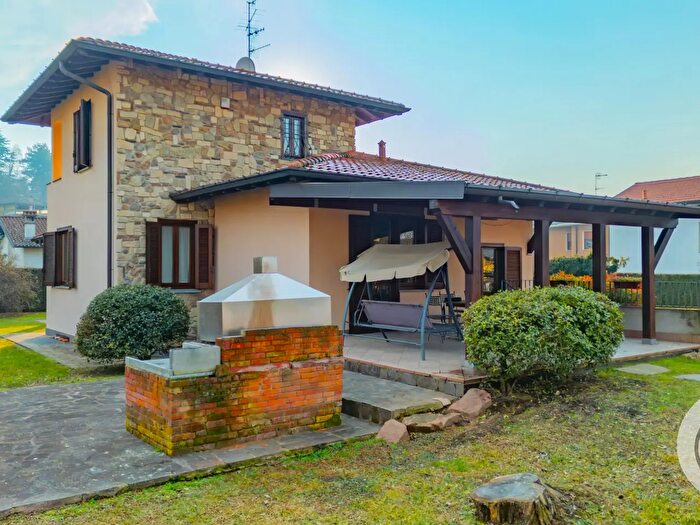 Casa quadrilocale in vendita in Via Turati, Daverio