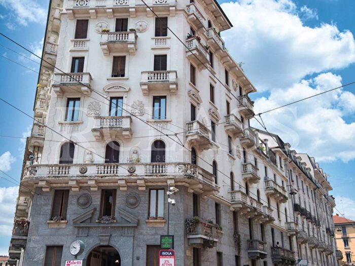 Appartamento trilocale in affitto in Via Garigliano, Isola, Milano