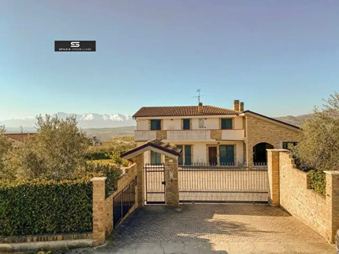 Casa con 6 locali in vendita in Via Santuccio da Froscia, Campli