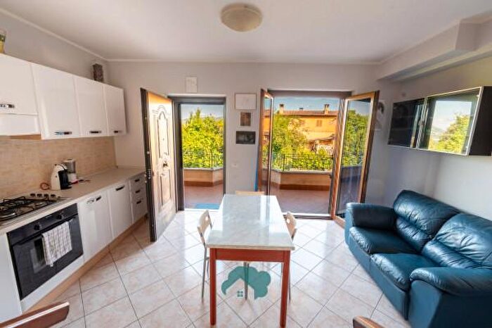 Appartamento con 5 locali in vendita in Via Vittorio Colonna, Lariano