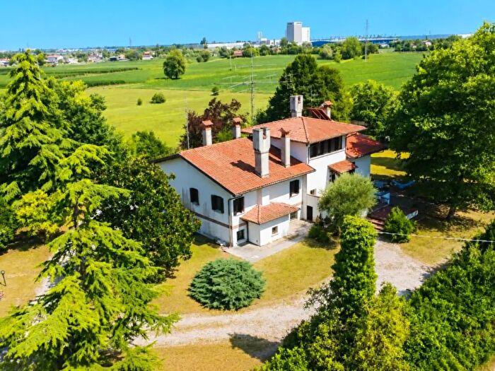 Casa con 10 locali in vendita in Portogruaro