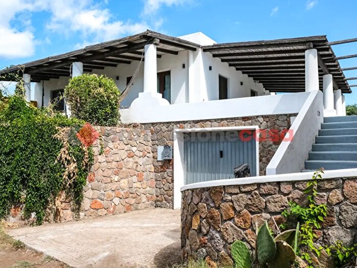 Casa con 5 locali in vendita in Monte Gallina Snc, Lipari