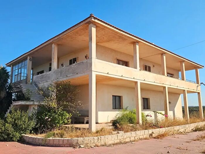 Casa con 6 locali in vendita in Teduschella Serrafigura, Modica