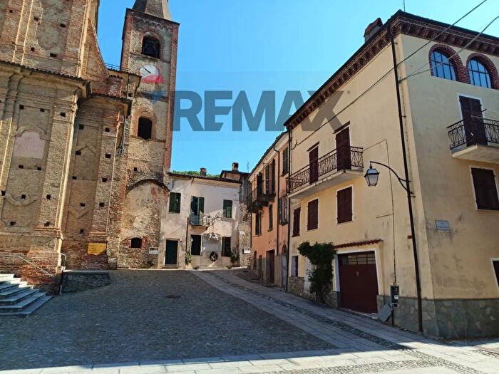 Casa con 11 locali in vendita in Piazza Vittorio Emanuele II, Priero