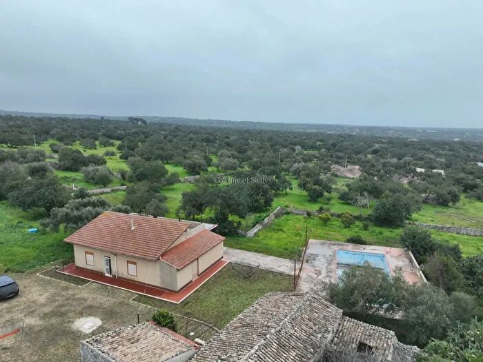 Casa con 5 locali in vendita in Scicli