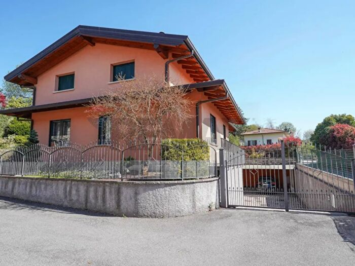 Casa con 6 locali in vendita in Villa DAdda