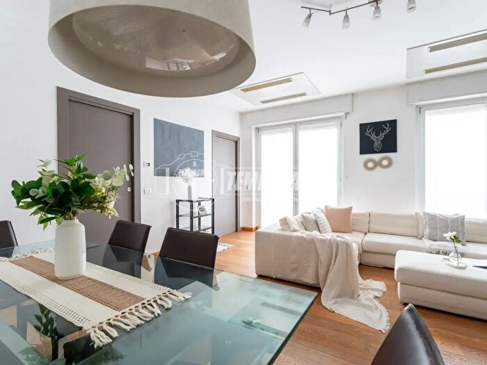 Appartamento trilocale in vendita in Via Lambro, Milano