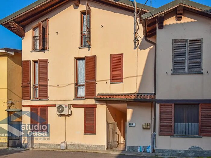 Appartamento trilocale in vendita in Via Garibaldi, Secugnago