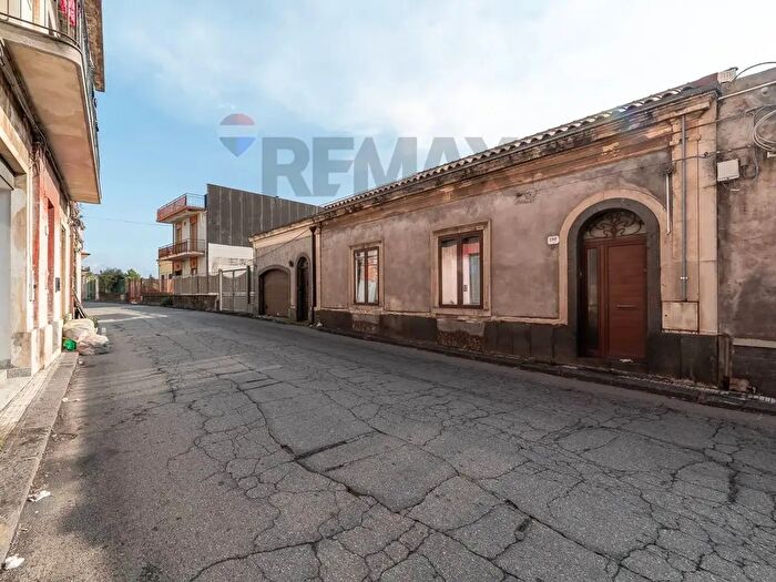 Casa con 8 locali in vendita in Via Libertà, Zafferana Etnea