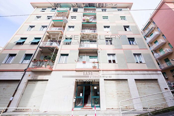 Appartamento trilocale in vendita in Via Monte Zovetto, Genova