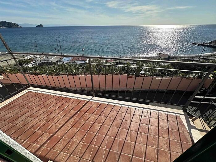 Appartamento trilocale in vendita in Noli Savona Sv, Noli