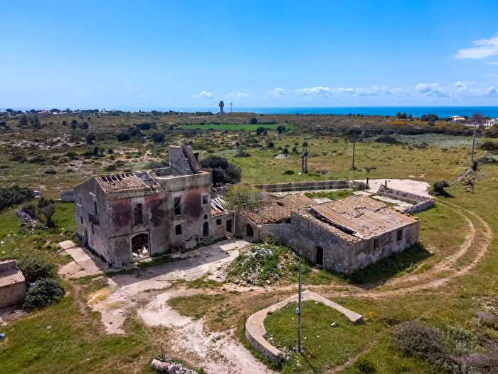 Casa con 15 locali in vendita in Via Mallia, Siracusa