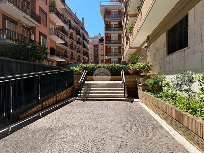 Appartamento trilocale in vendita in Via dei Crispolti, Roma