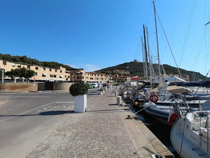 Appartamento con 6 locali in vendita in Piazza della Luna Rossa, Castiglione Della Pescaia