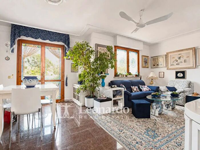 Appartamento con 6 locali in vendita in Via della Vetraia, Viareggio