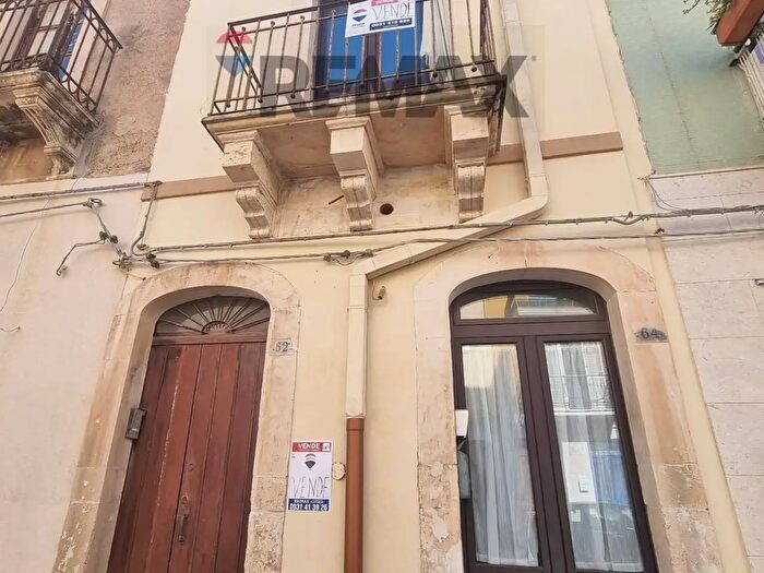 Casa con 11 locali in vendita in Via Epicarmo, Augusta