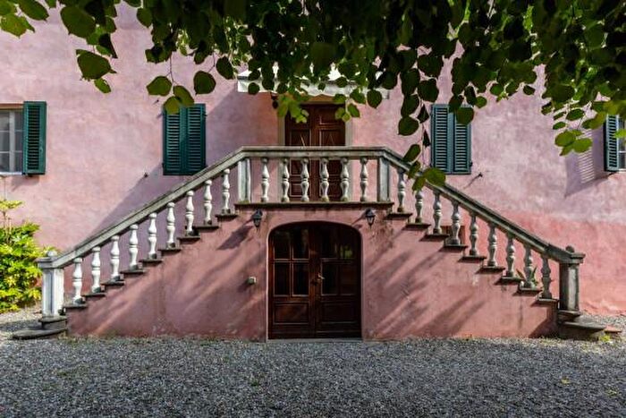 Casa con 6 locali in vendita in Via della Cella, Lucca