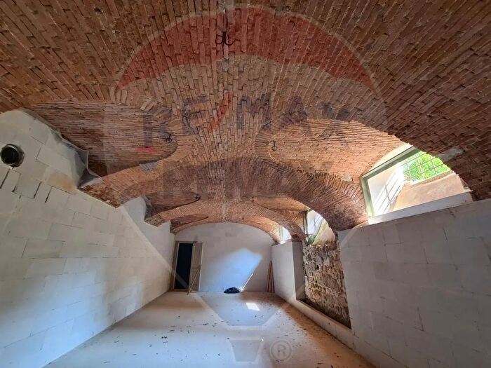 Casa con 6 locali in vendita in Via Cesare Battisti Snc, Zandobbio