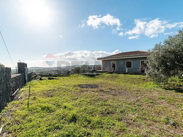 Casa con 8 locali in vendita in Via Partinico, Acireale