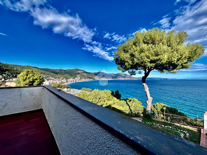 Appartamento trilocale in vendita in Via Punta Tacuara, Laigueglia