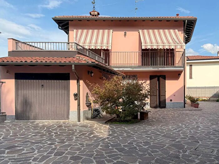 Casa con 8 locali in vendita in Piazza Camillo Benso Conte di Cavour, Lacchiarella