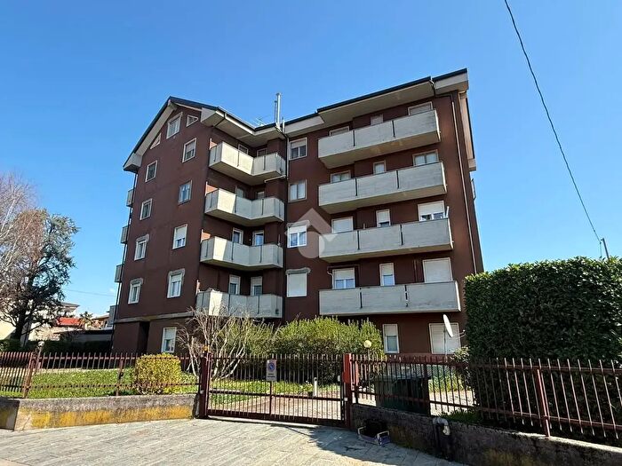 Appartamento quadrilocale in vendita in Via Castegnate, Terno DIsola