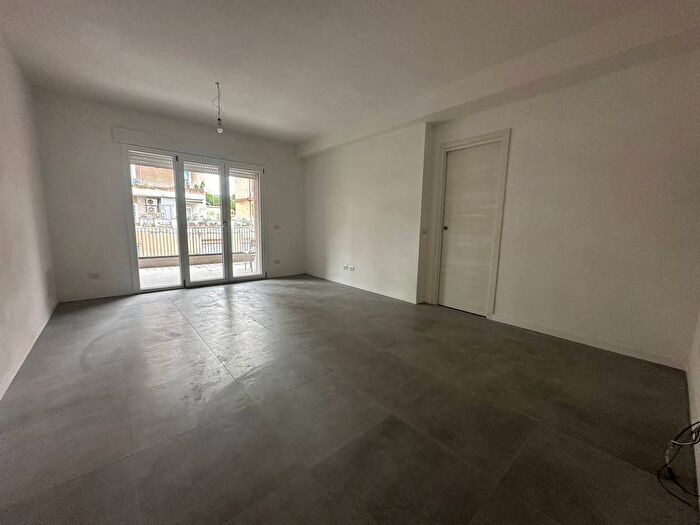 Appartamento trilocale in affitto in Via delle Mimose, Centocelle, Roma