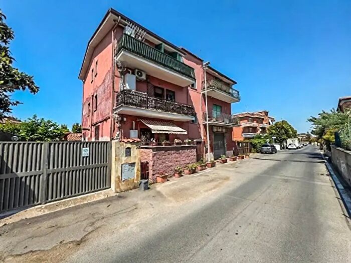 Appartamento trilocale in vendita in Via Francesco Donati, Roma