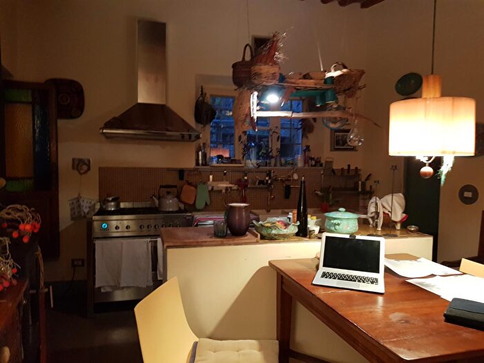 Casa con 12 locali in vendita in Calci