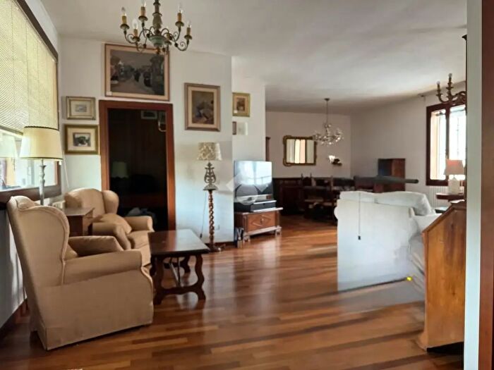 Appartamento con 6 locali in vendita in Via Monte Ortigara, Verona