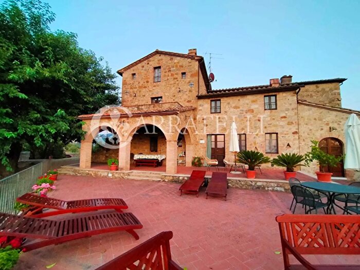 Casa con 10 locali in vendita in Viale Trento E Trieste, Seggiano