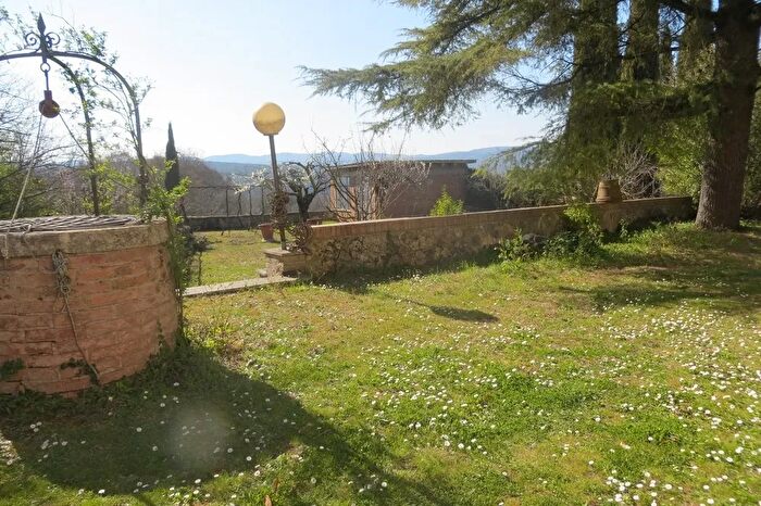 Casa con 10 locali in vendita in Strada di Montalbuccio, Siena